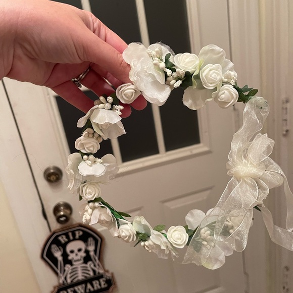 Gorgeous white floral crown - Picture 4 of 4